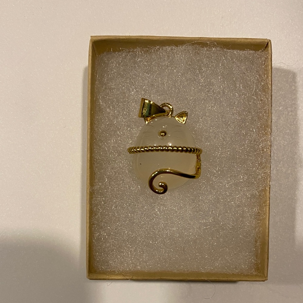 Gold Cat Pendant with Cream Stone - Picture 4 of 4